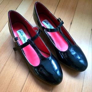 Women's black Mary Jane's